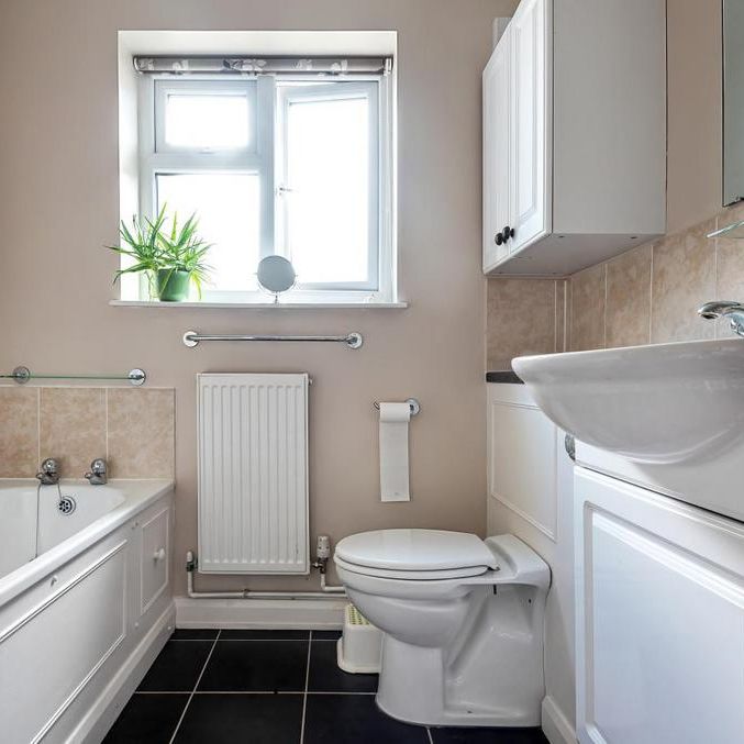 4 bedroom detached bungalow to rent - Photo 1