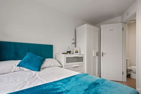 High quality house share - with separate WFH Office - in the Leisure Village, close to town centre and train station Daley - Photo 5