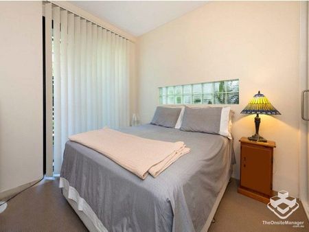 Peaceful, Convenient Living in the Heart of Teneriffe - Photo 4