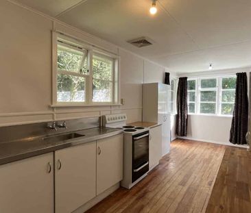 FAMILY HOME - GLENPARK AVE - Photo 2