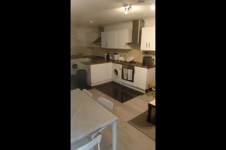 Room in a Shared House, Newbury Park, IG3 - Photo 3