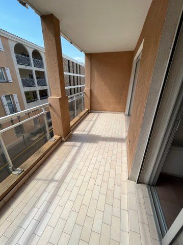 Location Appartement 2 pièces 47m² SANARY SUR MER 83110 - Photo 4