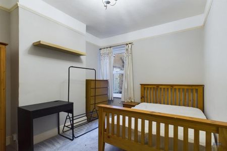 1 bedroom in a house share to rent - Photo 4