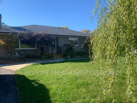 $2,095 / 3 br / 1 ba / Bright 3-Bedroom Upper Unit in St. Catharines - Photo 3