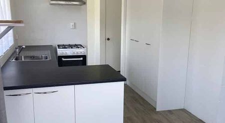 Lovely Brick and Tile Home -3 minutes walk to town - Photo 4