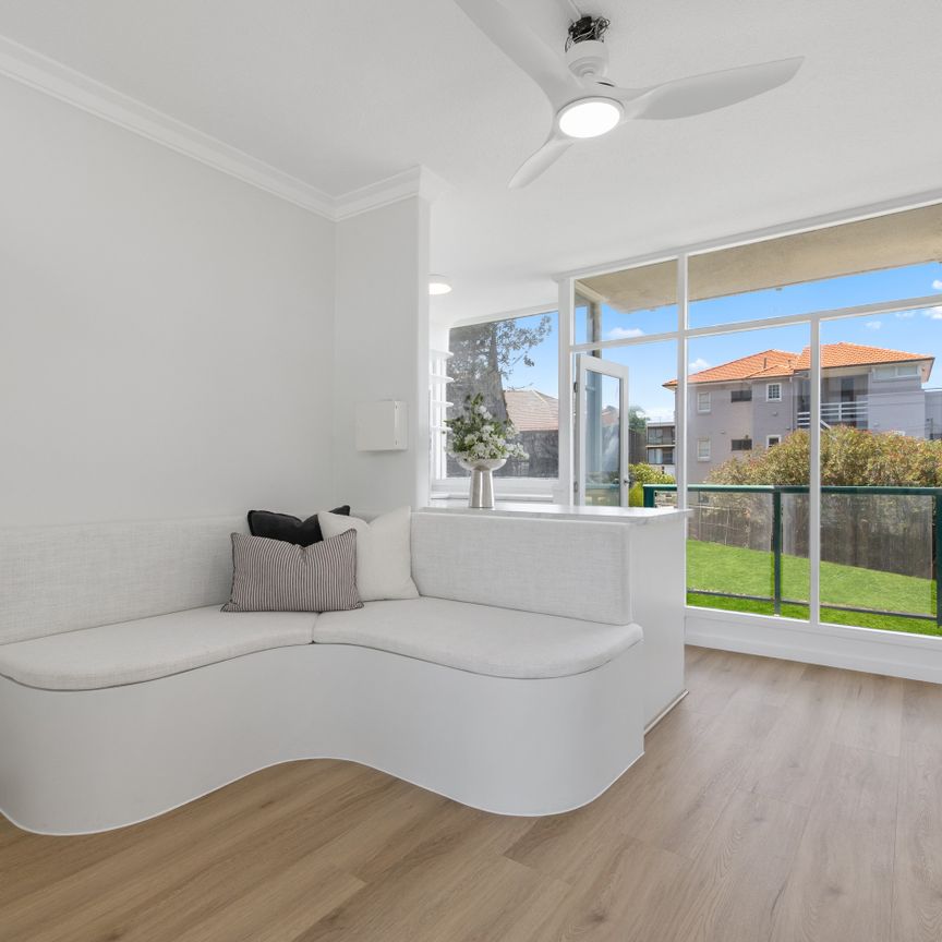 Sunlit Newly Renovated Beachside Apartment Just Steps from Bondi's Sand and Surf - Photo 1