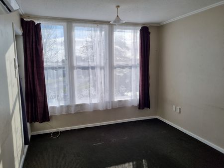 Upstairs 2 Bedroom Unit Looking for its tenants to call home. - Photo 2