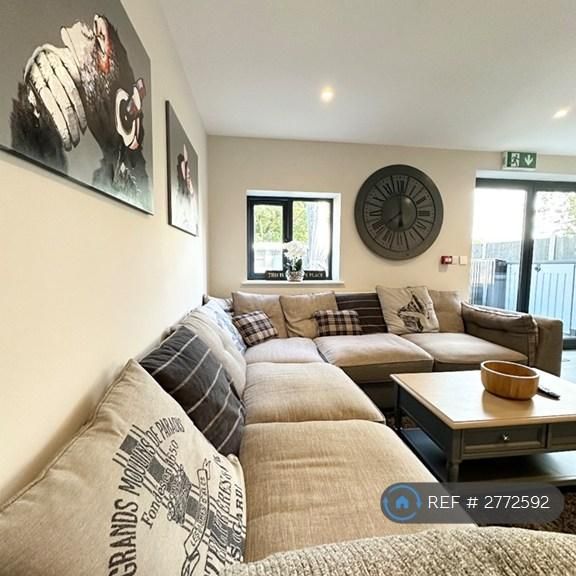 7 bedroom end of terrace house to rent - Photo 1