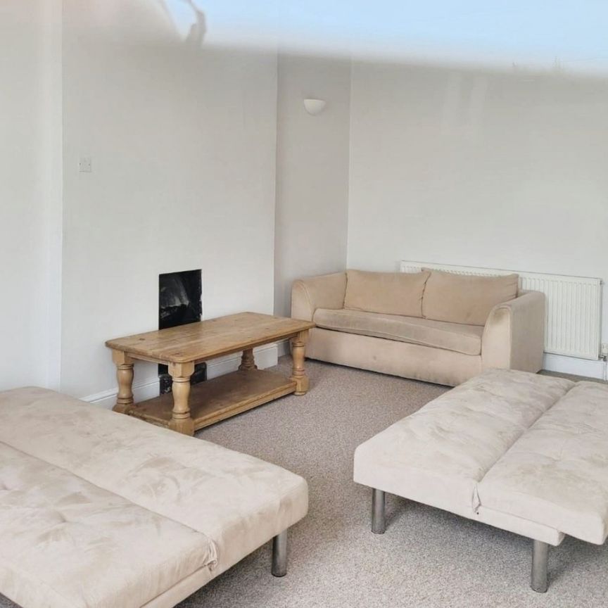 2 bedroom Flat To Let - Photo 1