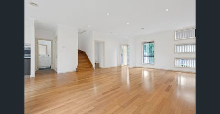 Luxurious Living In Heart Of Town - Photo 2