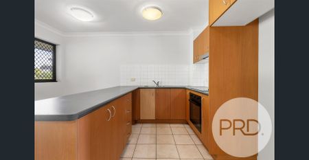 FRESH 3 BEDROOM - TOP FLOOR UNIT - 1 CAR GARAGE + STORAGE - Photo 5