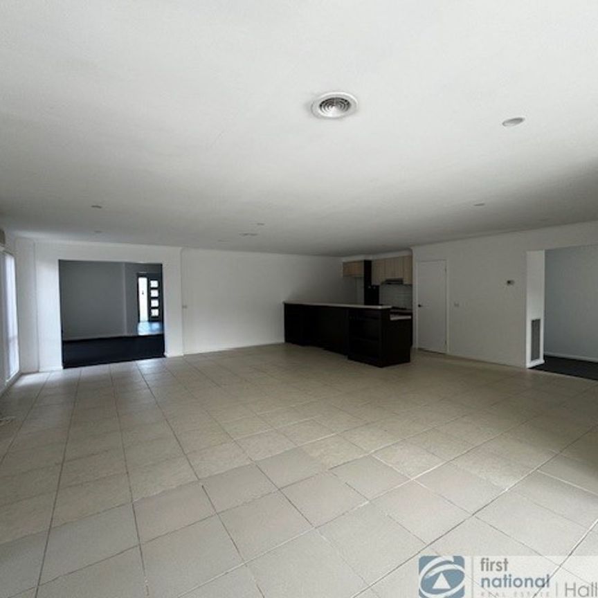 4 Robusta Avenue, Cranbourne - Photo 1