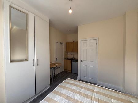 1 bedroom in a house share to rent - Photo 4