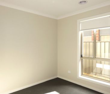 Spacious 4-Bedroom Family Home in Craigieburn - Photo 2