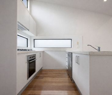 Vogue Style In Great Location! - Photo 5