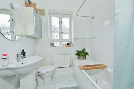 High street - Photo 3