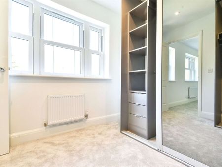 A six bedroom detached town house within the prestigious Royal Wells Park development. Conveniently placed for the grammar schools and town amenities. - Photo 2