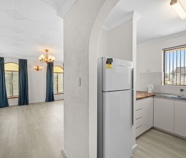 Charming Town House, Walking Distance to the Beach! - Photo 6