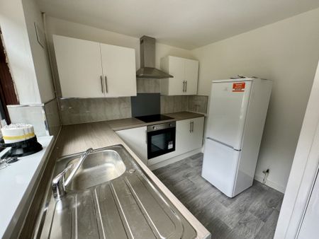 A shared home with good access to local amenities, public transport links and all major routes, INCLUSIVE OF UTILITY BILLS!! 1 en-suite bedroom - only suitable for a single occupancy - Photo 5