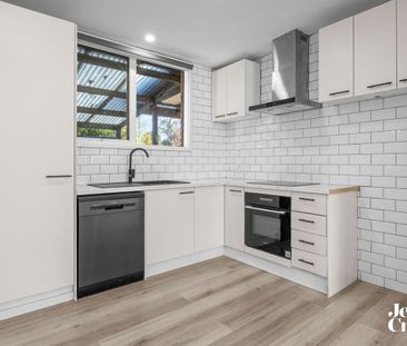 Warm, Welcoming & Wonderfully Located - Photo 3