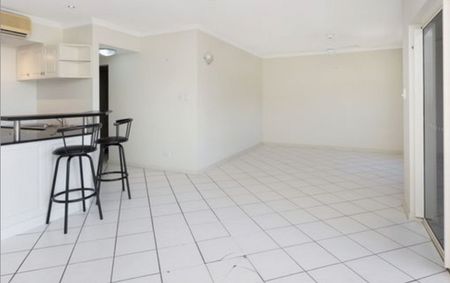 Top-Floor Apartment with Stunning Views of Anzac Park & Marina - Photo 2