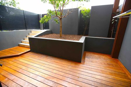 Ground Floor Apartment with Large Private Courtyard - Photo 2