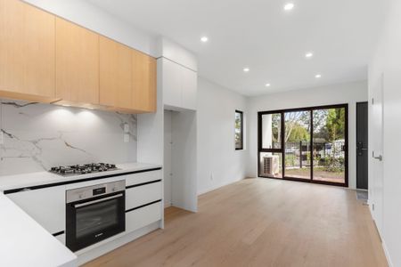 Near New Modern Luxury - Unbeatable Location - Photo 3