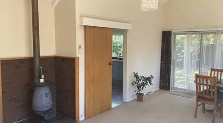 Three bedroom home - West Side! - Photo 2