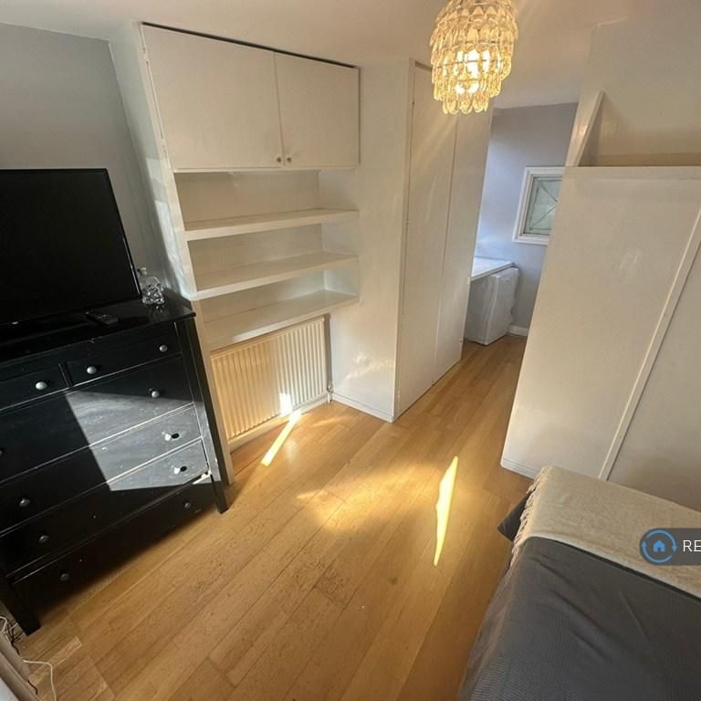 1 bedroom in a flat share to rent - Photo 1