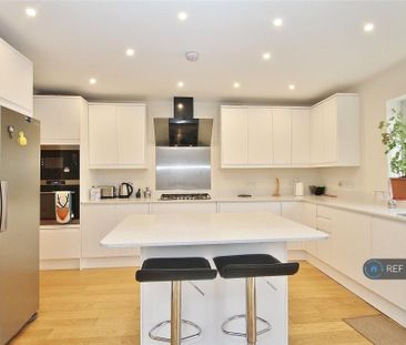 4 bedroom semi-detached bungalow to rent - Photo 3