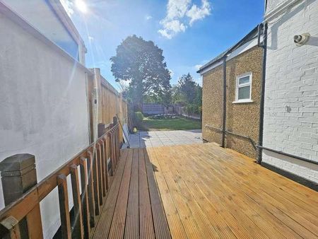 Geariesville Gardens, Ilford, IG6 - Photo 2