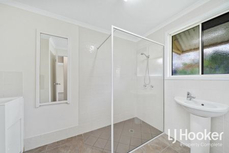 Conveniently Located Villa - Photo 5