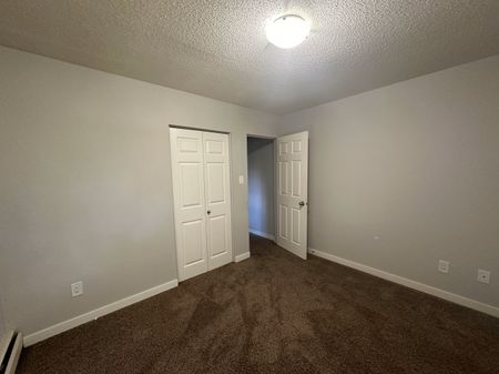 SPACIOUS 2 Bedroom APARTMENT!! GREAT LOCATION Downtown!!! - Photo 4