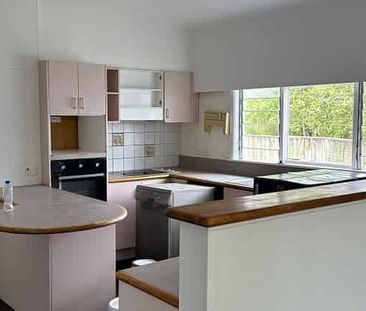 LARGE FAMILY HOME READY TO MOVE IN - Photo 2