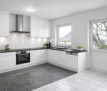 Erstbezug nach Sanierung: Lichtdurchflutete 4-Zimmer-Wohnung mit Ba... - Foto 2