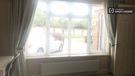 Large room for rent in a 5 bedroom family home in Rathcoole - Photo 3
