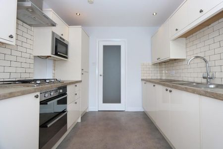 3 bedroom flat to rent - Photo 3
