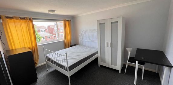 1 bedroom in a house share to rent - Photo 2