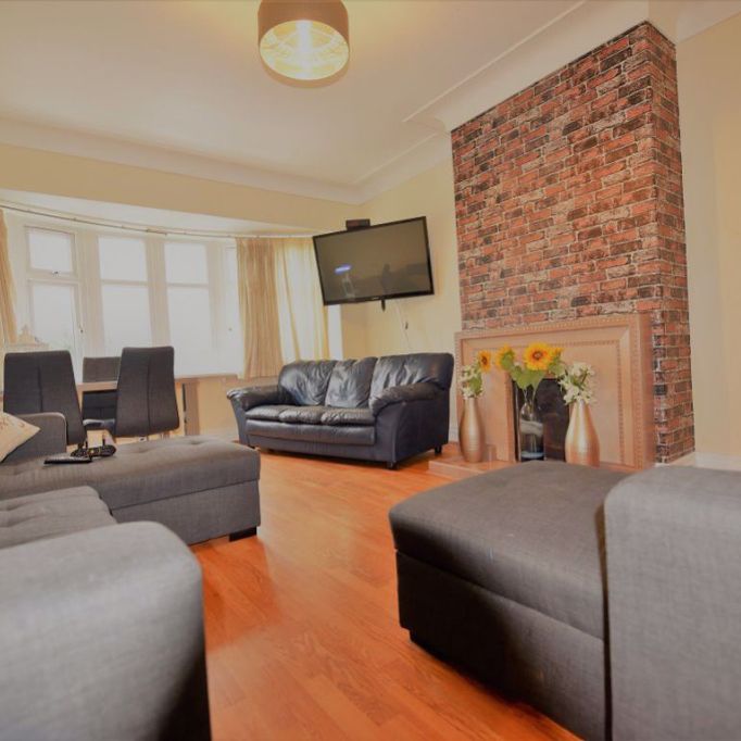 10 bedroom House in Otley Road, Leeds - Photo 1