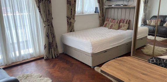 1 bedroom studio property to rent - Photo 2