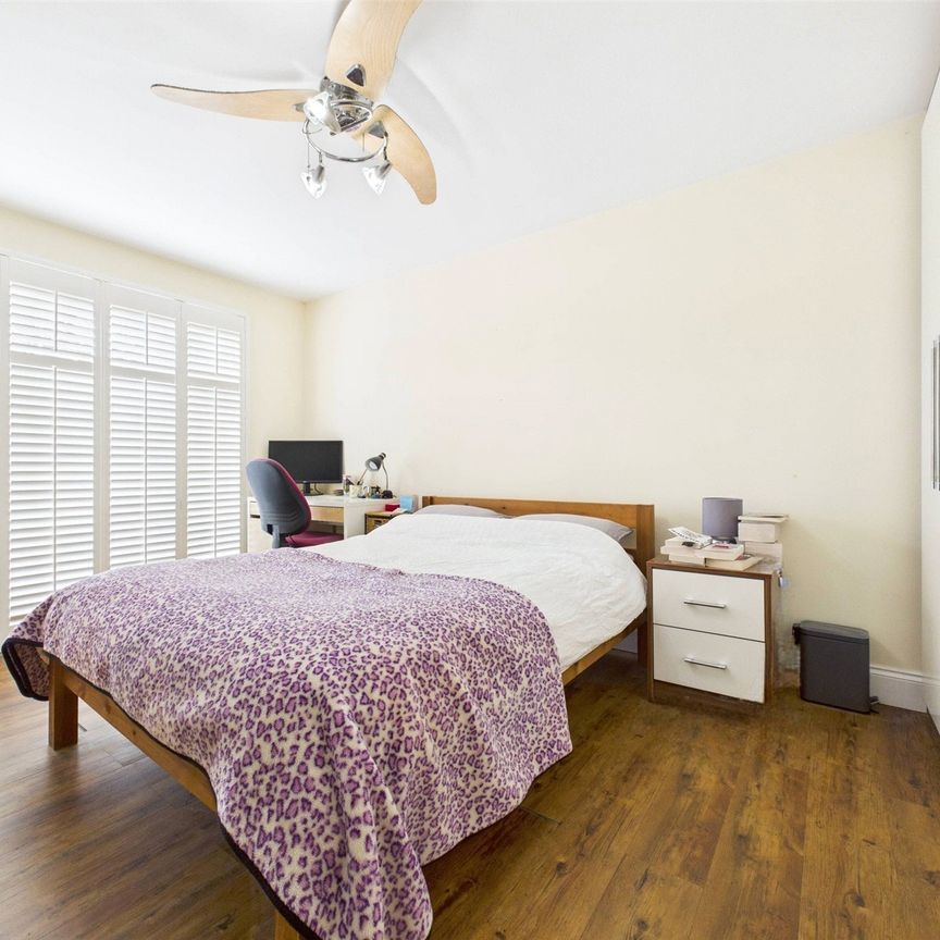 Staines Road East, Sunbury-On-Thames, TW16 - Photo 1