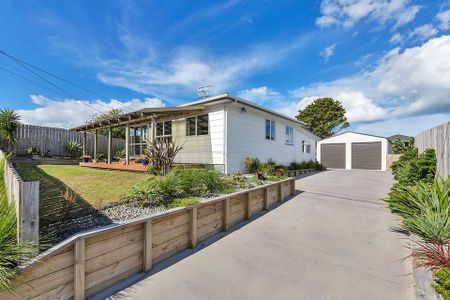 Tidy 3 bedroom home in best location in OTP. - Photo 3