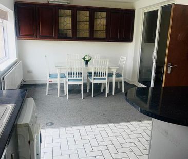 1 bedroom in a house share to rent - Photo 2