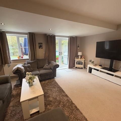 4 bedroom semi-detached house to rent - Photo 1