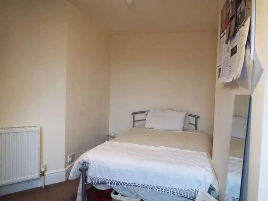 Bedroom Student House, Gristhorpe Road, B29 - Photo 1