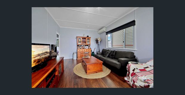 CENTRALLY LOCATED THREE BEDROOM HOME! - Photo 1