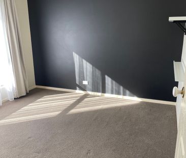 Cranbourne East - Photo 4