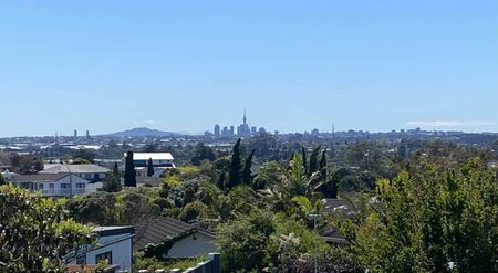 Spacious and Beautifully Maintained 4-Bedroom ... - Photo 2