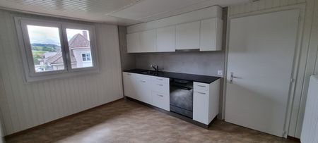 Renovierte 2.5-Zimmer-Dachwohnung mit Seeblick in Murten - Photo 2