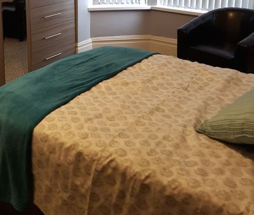 🏥 10 Min Walk to Salford Royal | 5-Bed Houseshare - Photo 1